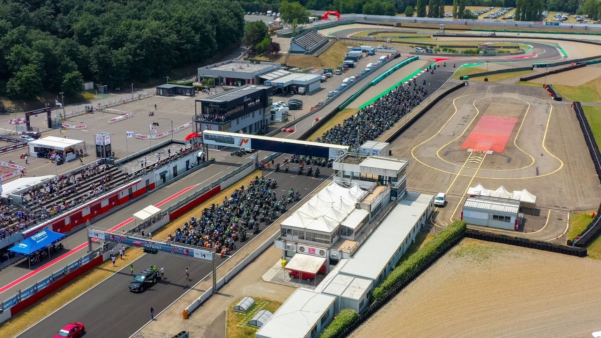 Yamaha fa il pieno a Varano: 5mila in pista per i 70 anni